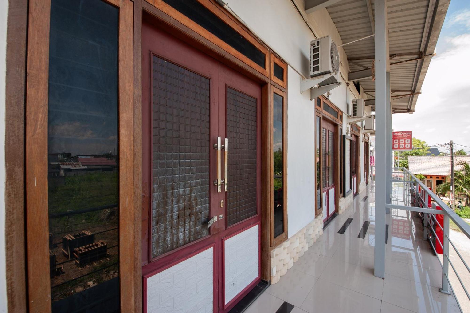 Hotel Reddoorz Syariah Near Pasar Aceh Shopping Centre